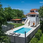Holiday home Lora Potpican