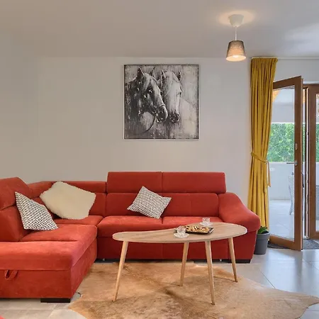 Holiday home Lora *