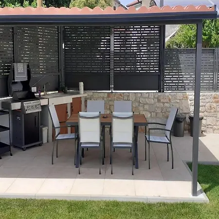 Lora Holiday home Potpican