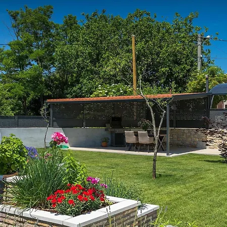 Lora Holiday home Potpican